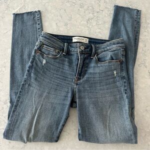 Abercrombie & Fitch The Super Skinny Mid Rise jeans
Size 25 / 0 Regular